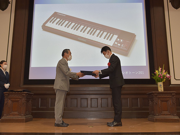 カシオ電子楽器1号機「Casiotone 201」が国立科学博物館の「未来技術