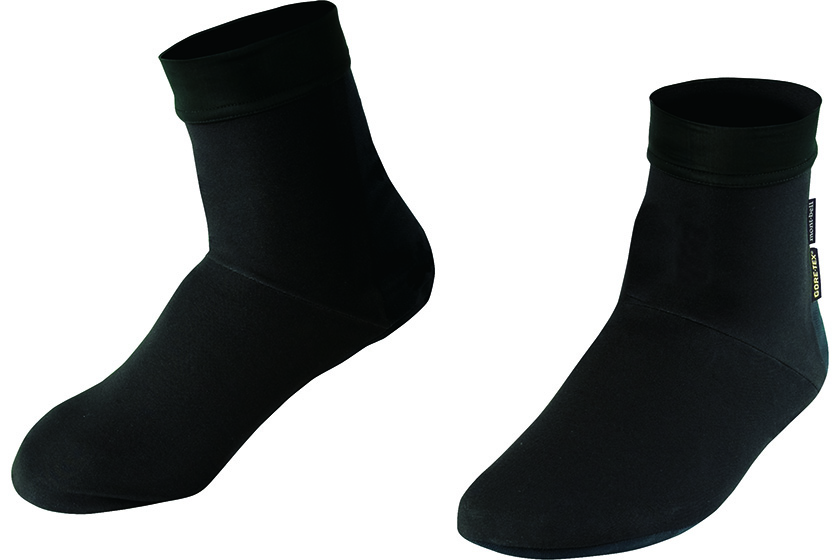 モンベルのゴアテックス製防水オーバーソックスで、雨でも足は常に快適