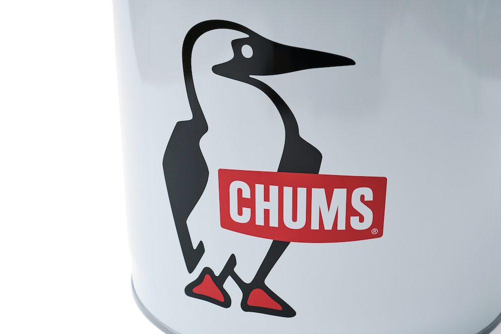 スツールやテーブルにもなる！ 一石三鳥で使えるCHUMS CAMP仕様の限定