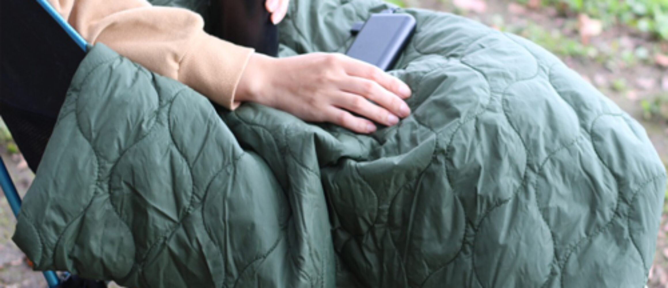 自宅でもキャンプでも防寒に活躍するブランケット。ライフスタイルに