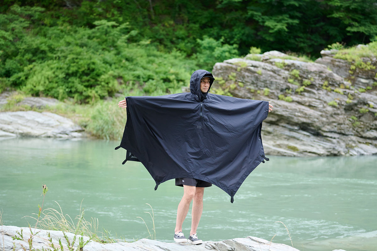ムラコから、タープにもなる2.5レイヤーの軽量ポンチョが登場。フェス