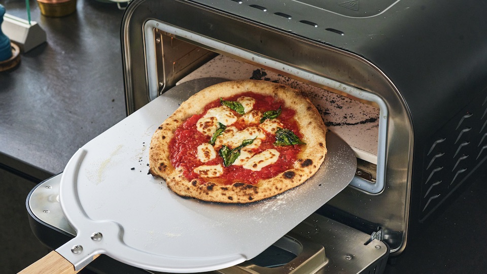 450℃ の最大火力でお店レベルのクオリティが出せる。ピザ窯専門