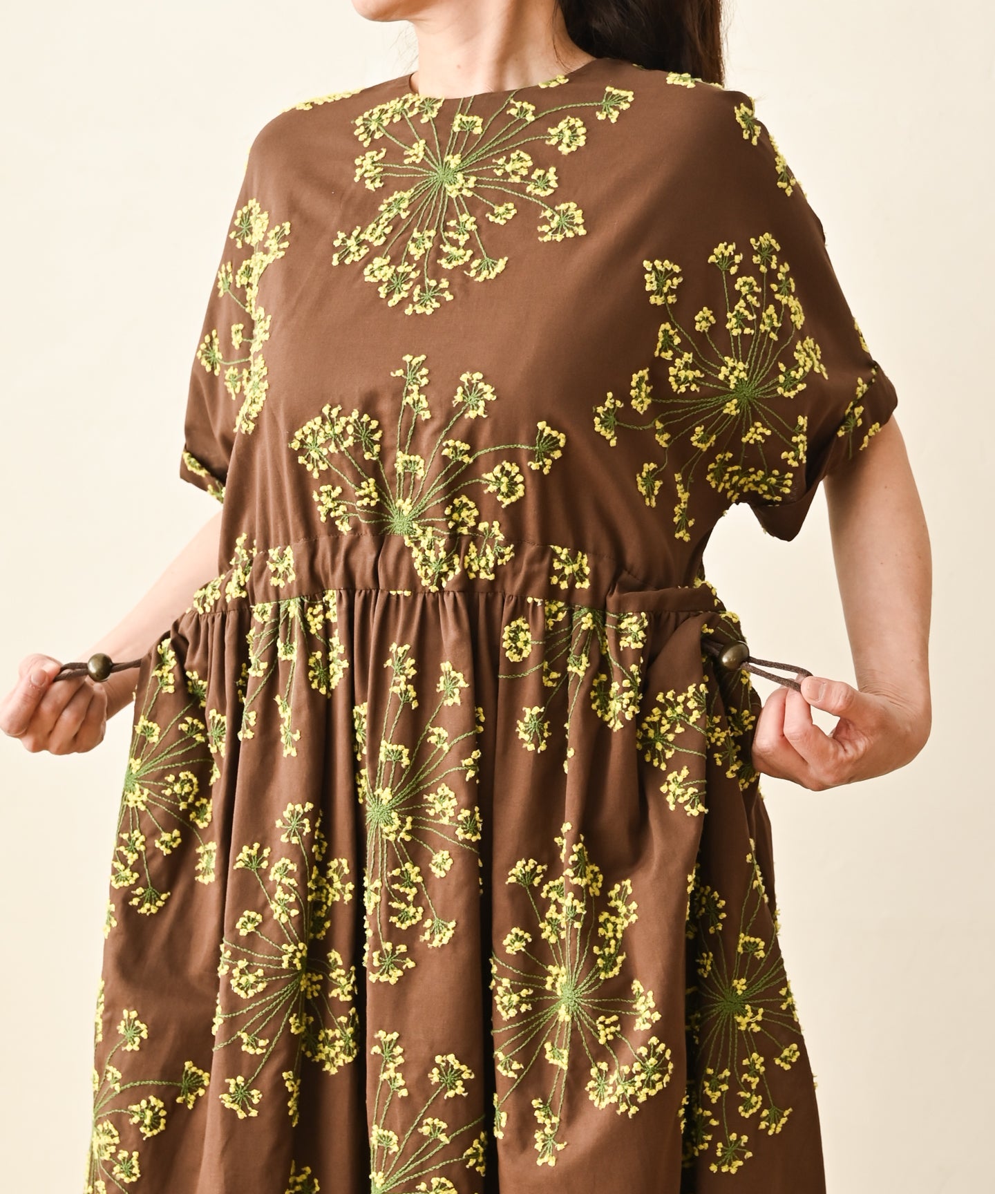 遠州織物〉隠しウエスト紐あり フェンネル刺繍 ノーカラー半袖