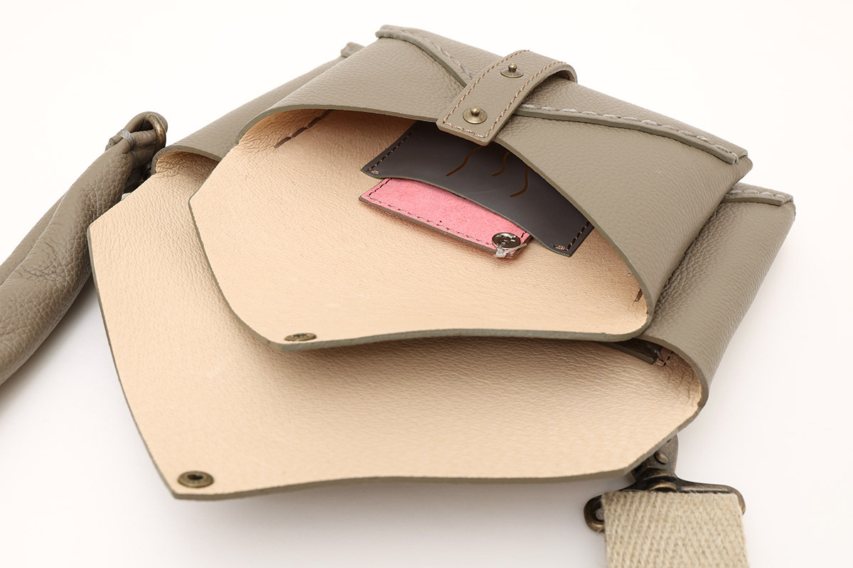 ebagos エバゴス フニュ・シュリンク・封筒型ポーチ 3way bag