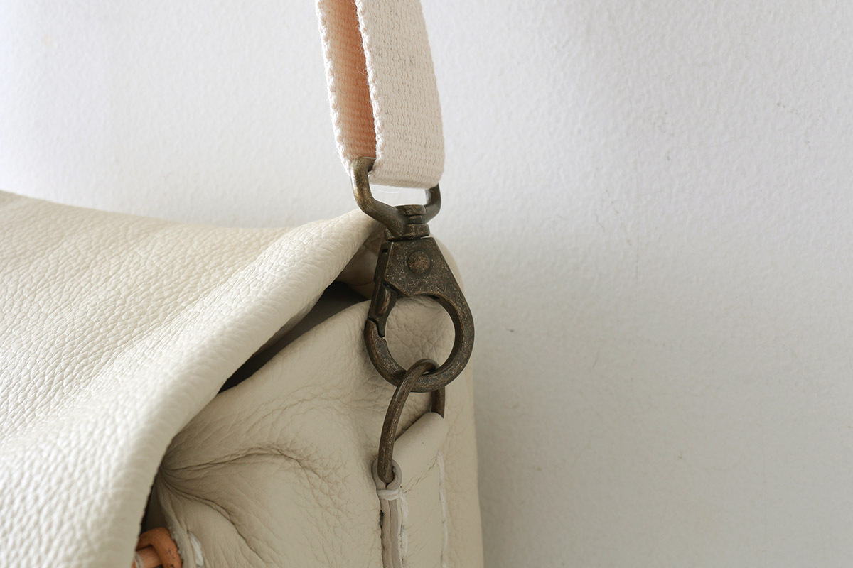 ebagos エバゴス フニュシュリンク・ボディバッグS