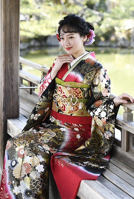 赤と黒のグラデーションに金色の刺繍が映える振袖【KR-03】｜振袖