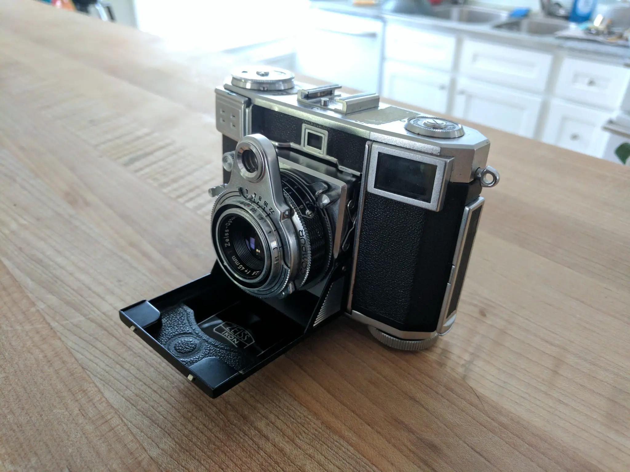 5 Frames with a Zeiss Ikon Contessa - by Thomas Bell - 35mmc