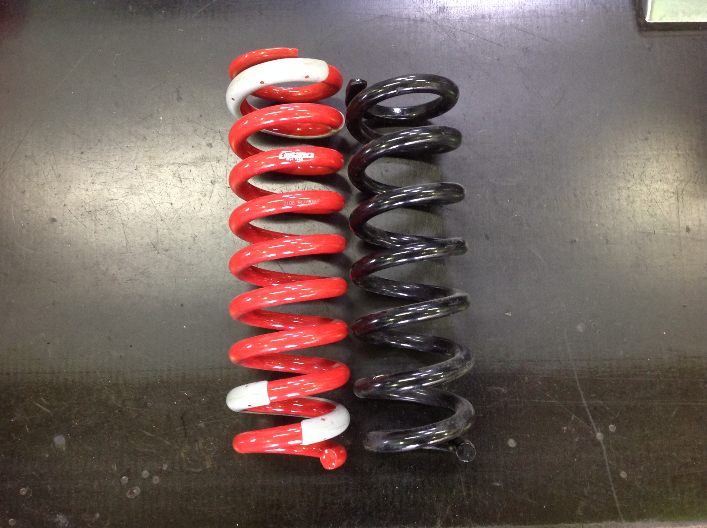 150プラドさん、前下がりに見えるフロント回りをチョイ上げリフト