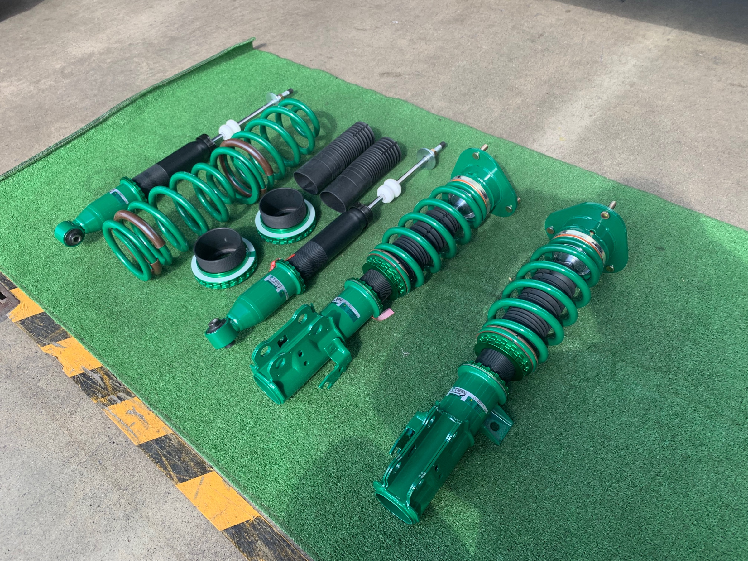 エスティマ TEIN車高調 取り付け | トヨタ エスティマ | スタッフ 日記