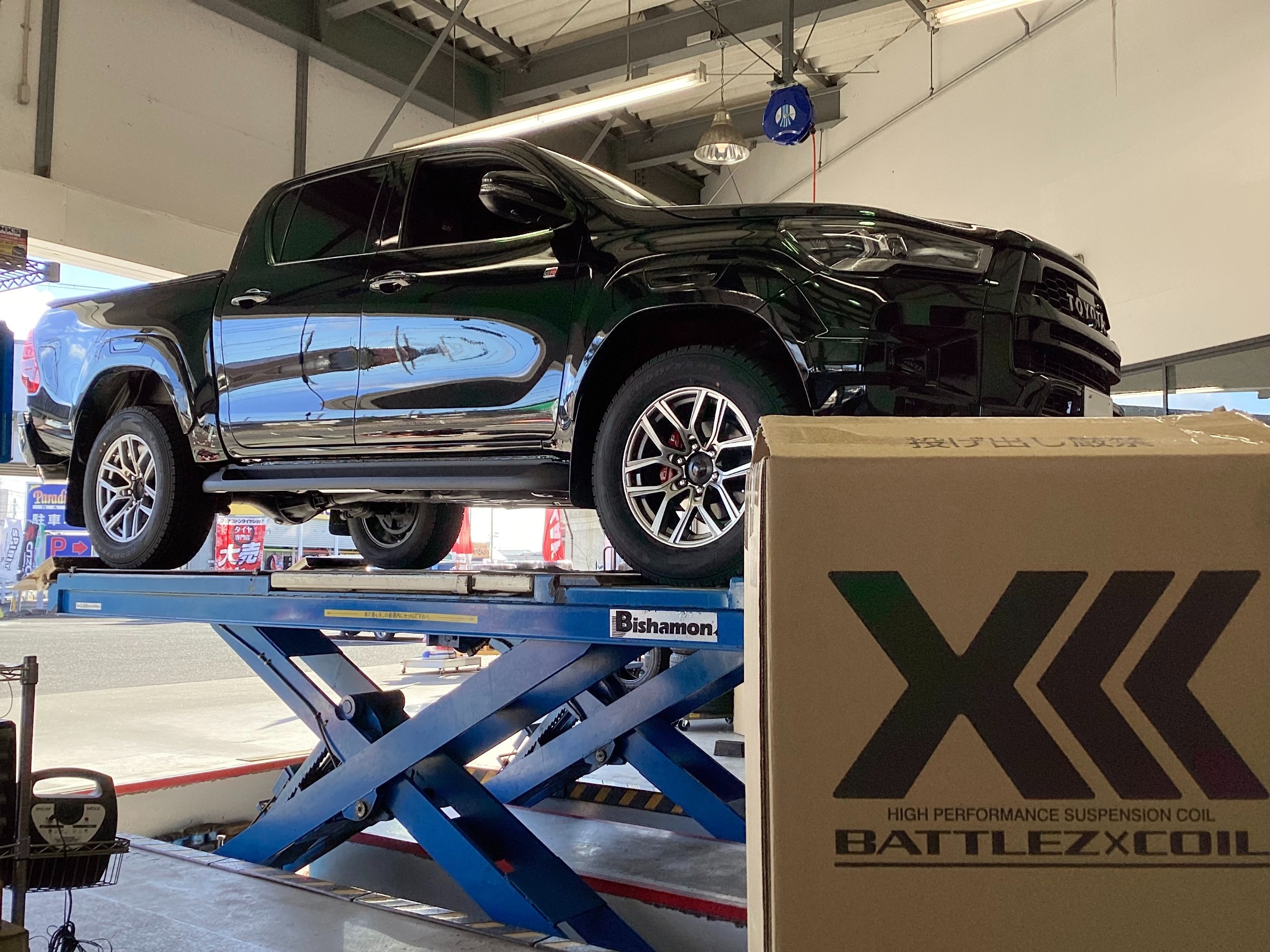 ハイラックスGRスポーツ GUN125 リフトアップスプリング取り付けます