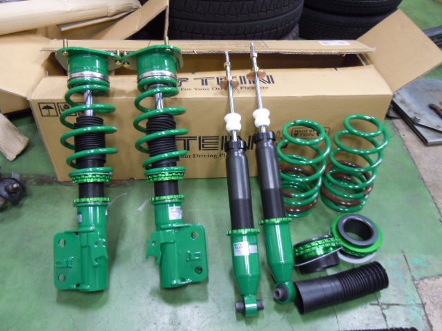 ZVW30にTEIN FLEX Z 取り付け☆ | トヨタ プリウス 足まわり