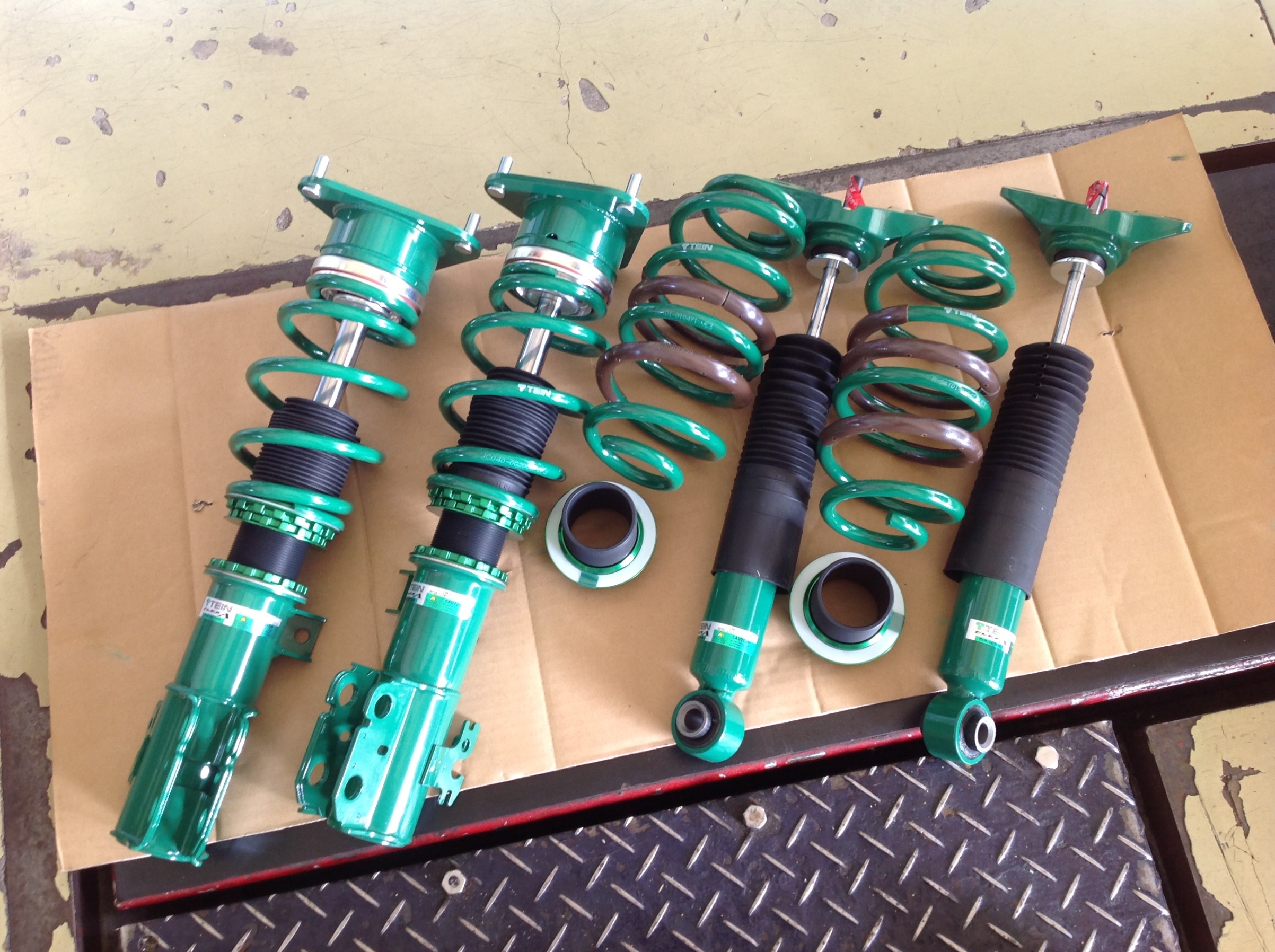 ZVW50プリウスさん、TEIN FLEX A 車高調装着です～♪ | トヨタ