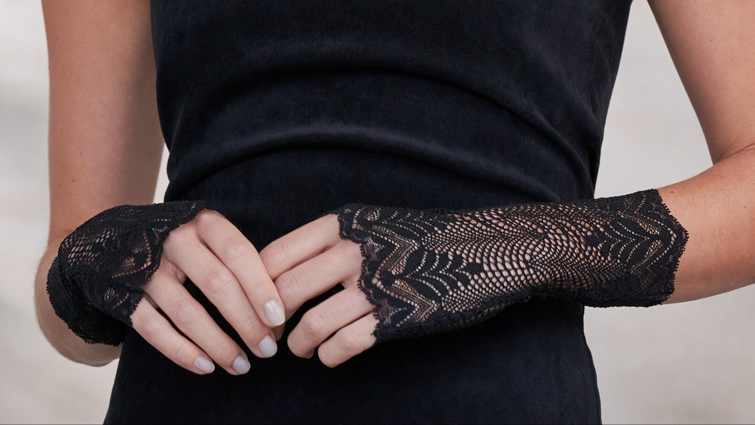 Irina | Short Fingerless Lace Glove – Cornelia James