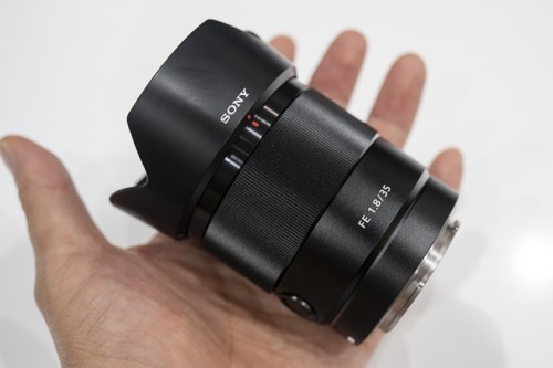 よれる！単焦点広角レンズ『FE 35mm F1.8』、展示開始。 | 店長の