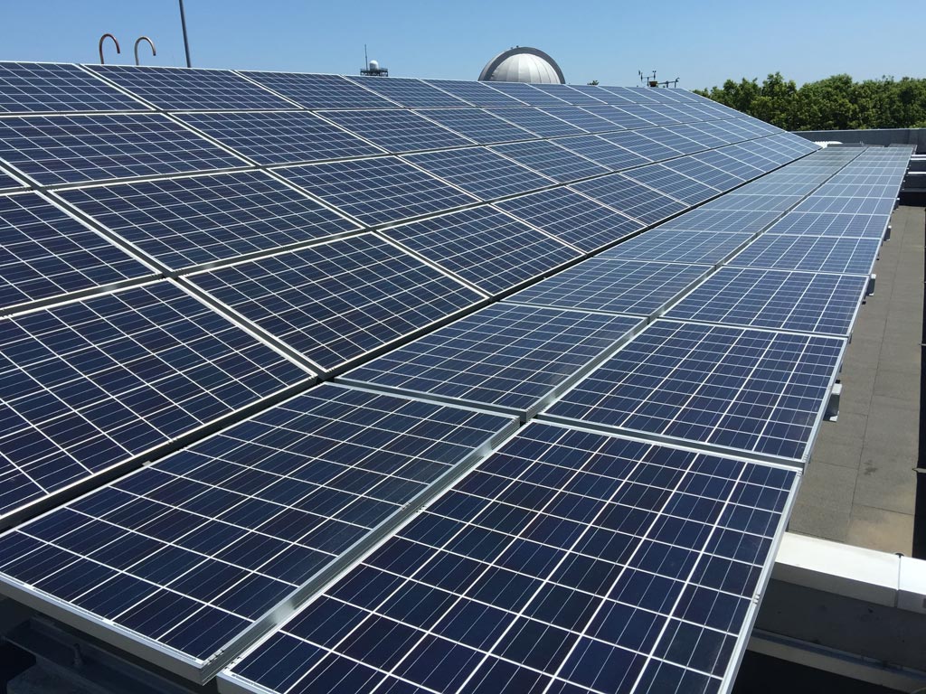 地球温暖化研究棟に新たな太陽光パネルが設置されました —建物修繕