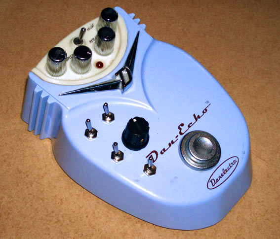 Circuitbenders - Modified Danelectro Dan-echo DE-1 delay pedal