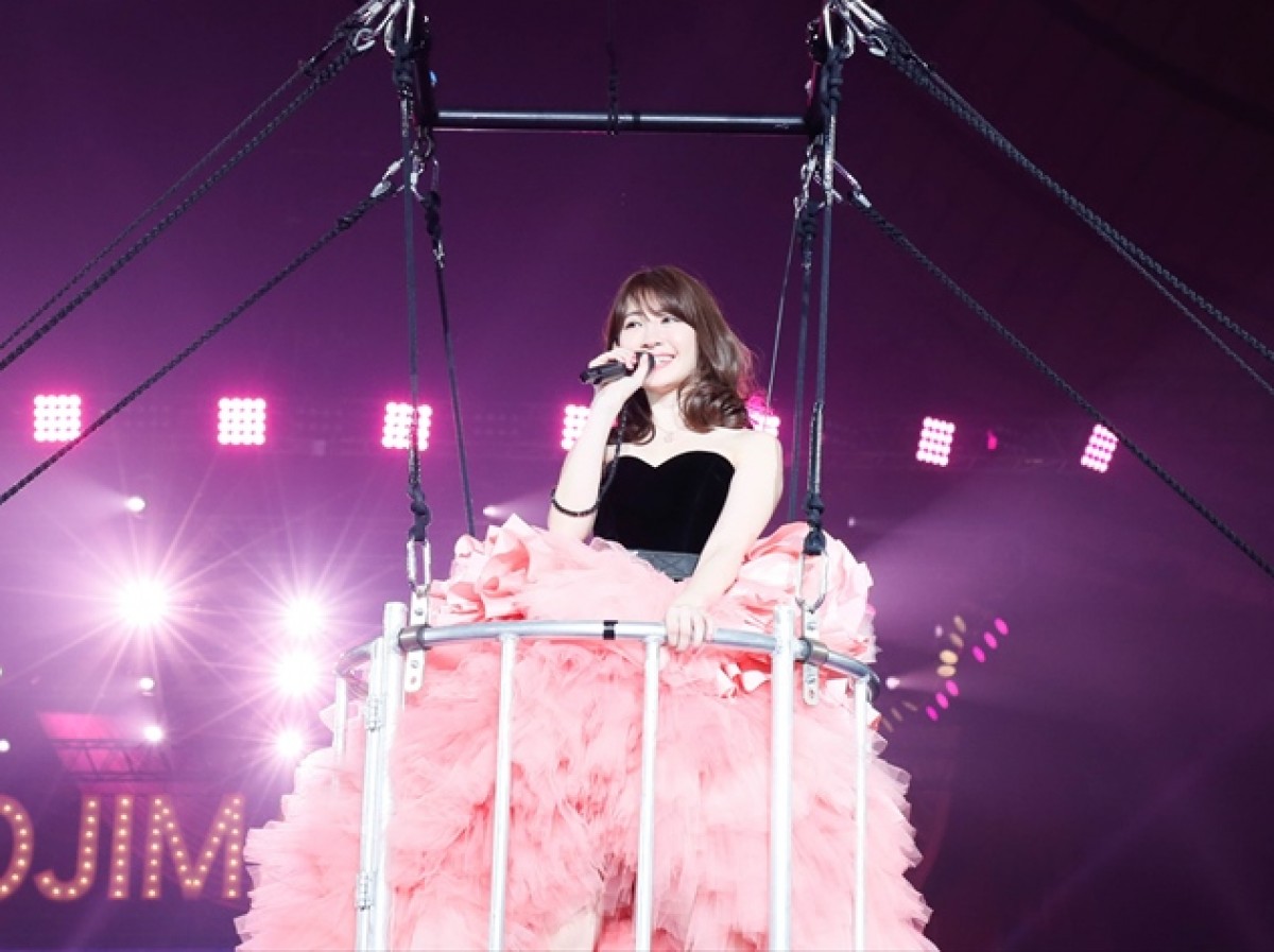小嶋陽菜、卒業ライブで涙…最後は「今からミラノに行ってくる」発言で