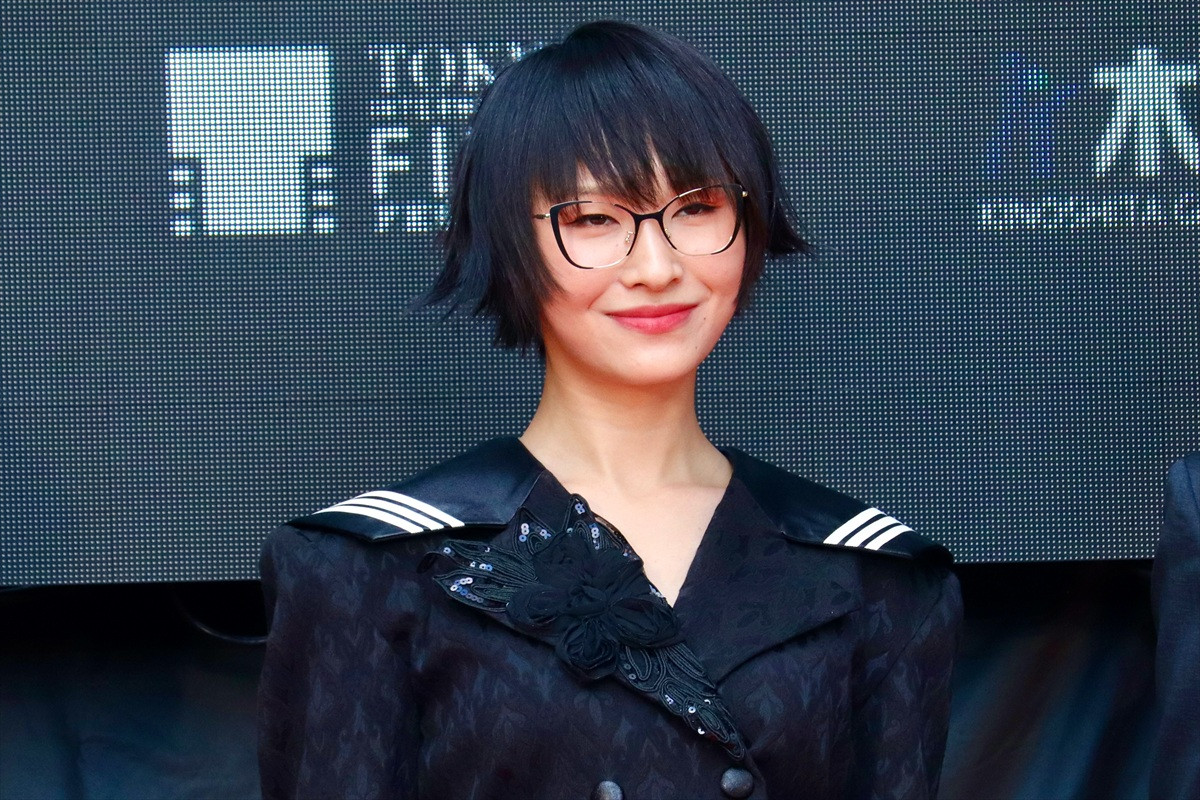 新しい学校のリーダーズ・SUZUKA、セーラー服モチーフのジャケットで