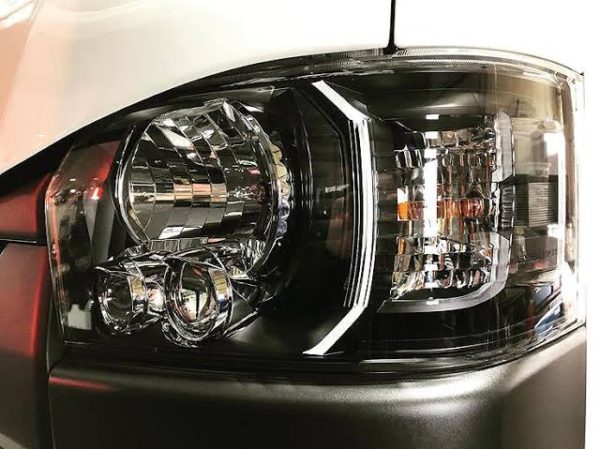 ハイエース カスタム】LEDヘッドライト殻割塗装＆エアロ塗り分け塗装で