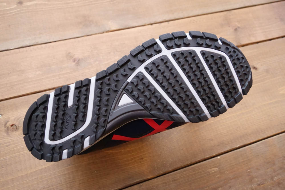 冬を快適に走る！ 雪道対応のランニングシューズ アシックス