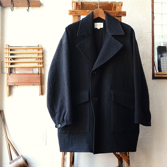 STILL BY HAND 丸みのあるウール素材のラペルドコート（CO05203