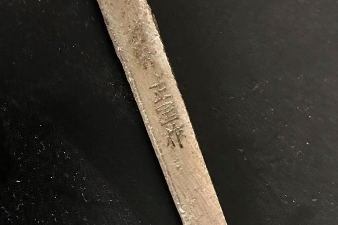 柳刃包丁 九寸 本焼 青鋼 水牛銀巻黒檀八角柄 龍彫刻入黒檀鞘付 【O296