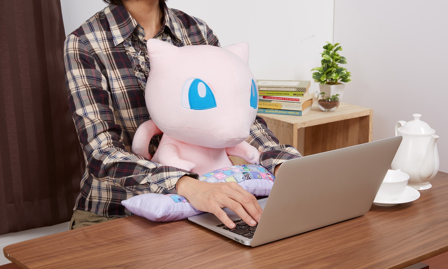 幻のポケモン「ミュウ」がPCクッションで登場 淡いピンクの身体に