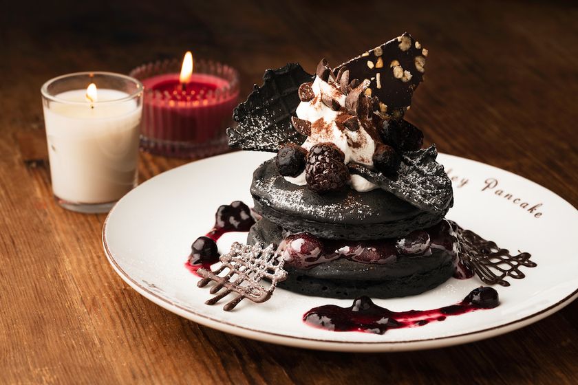 九州パンケーキ、クリスマス限定 竹炭を使用した『ホリデーブラック