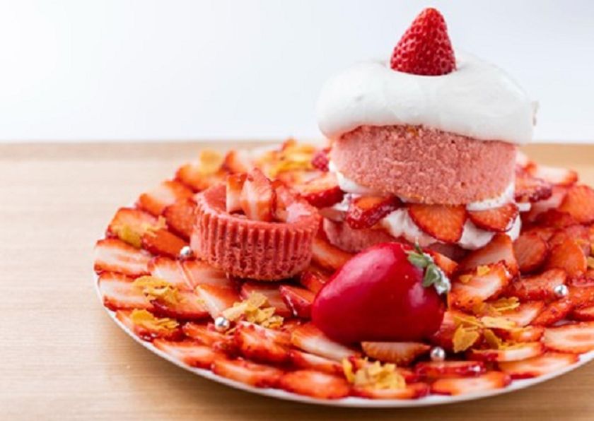 いちごを約1パック使ったいちごパフェ』が新登場！ 熱海の“ビル一棟