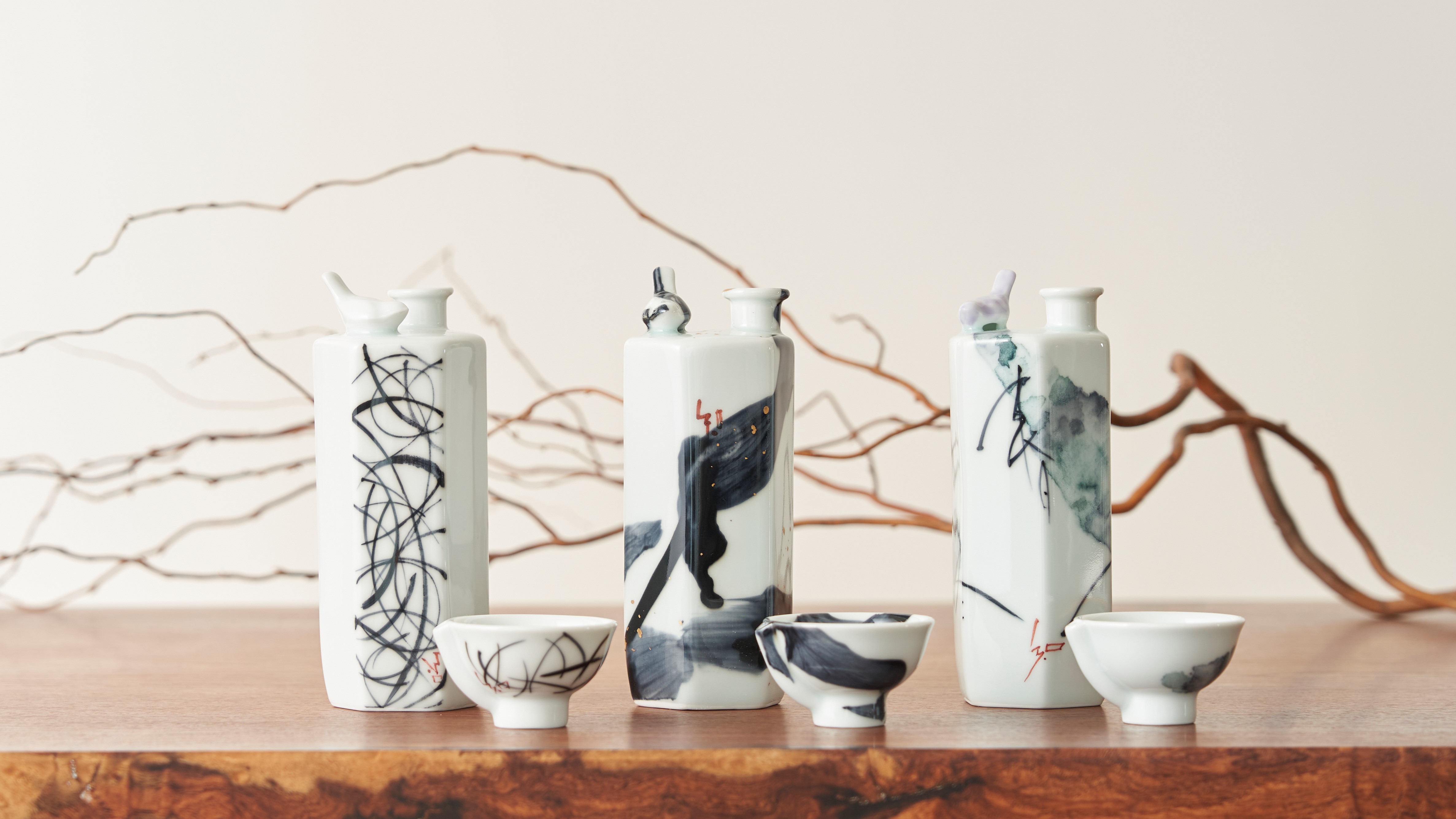 小鳥のさえずりが寄り添う“仕掛け徳利”がモダンデザインで登場