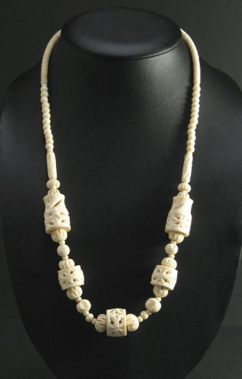 ラクダ骨ネックレス<アフリカのビーズアクセサリー：アフリカ雑貨アザライ