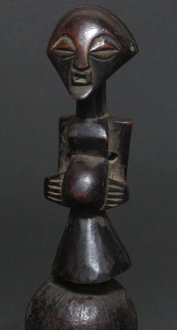 木彫りの柄付きガラガラ<アフリカの木彫祭具・民具：アフリカ雑貨アザライ