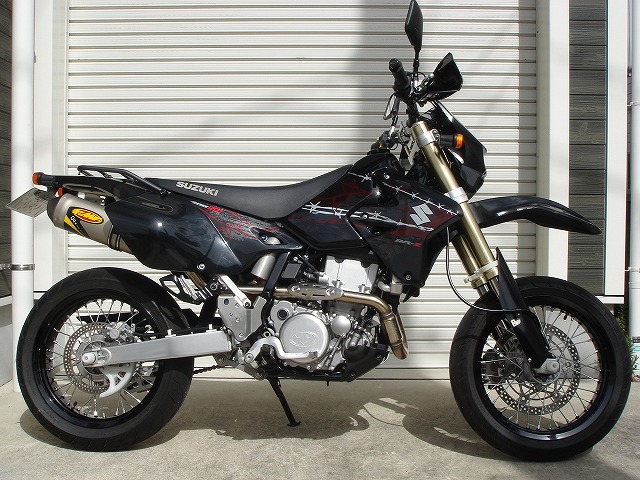 DR-Z400SMにFMFマフラーを装着しパワーアップ！| AxxL