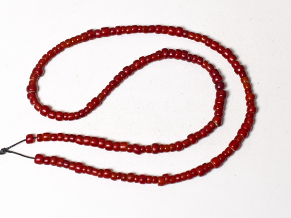 2512】ANTIQUEホワイトハーツ血赤&濃赤輪切型ミックス中粒ビーズ一連A1