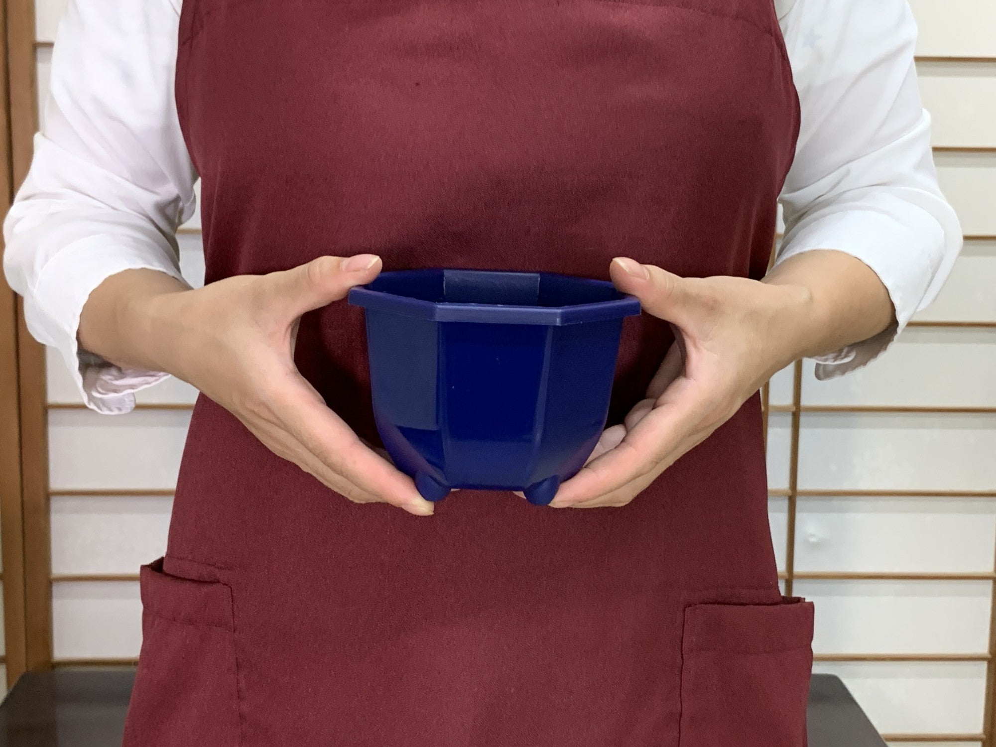 プラ鉢 4号 八角鉢 青 4RK 幅11.9cm×高さ8.9cm の販売｜盆栽妙 – 盆栽