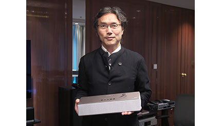 目の前に置いて後ろから聞こえる――クラファンで9億稼いだ立体音響