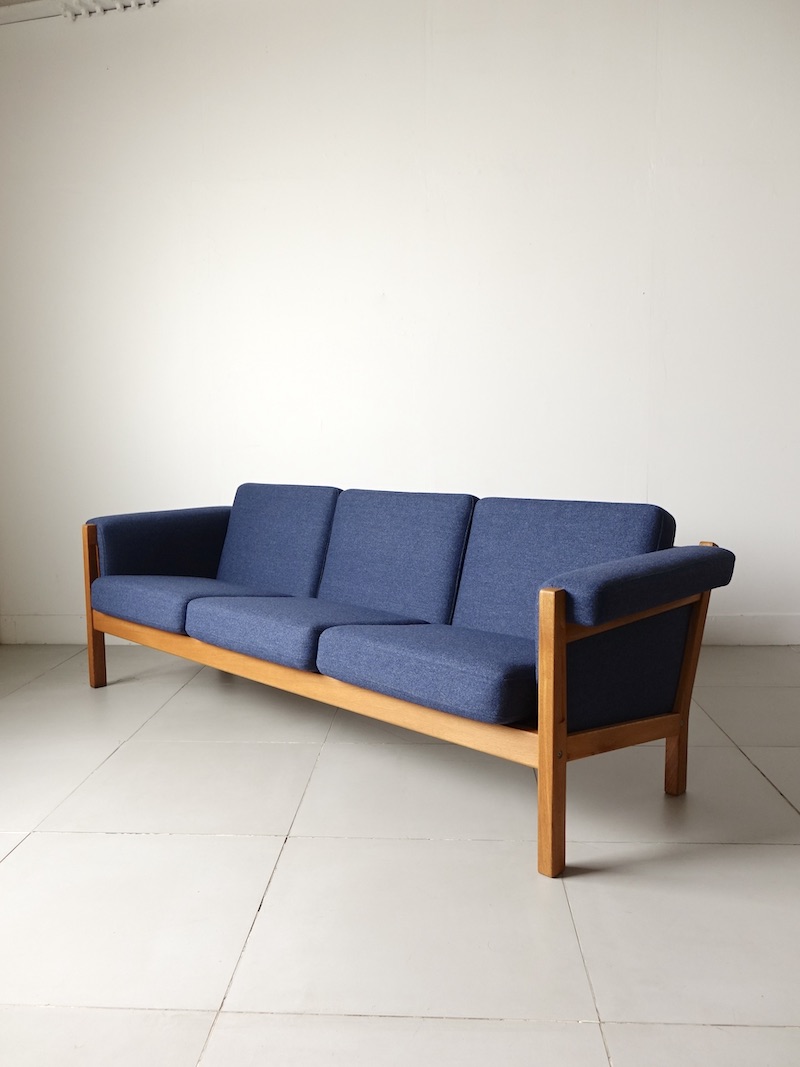 Bellbet | GE40 Sofa by Hans J. Wegner for GETAMA