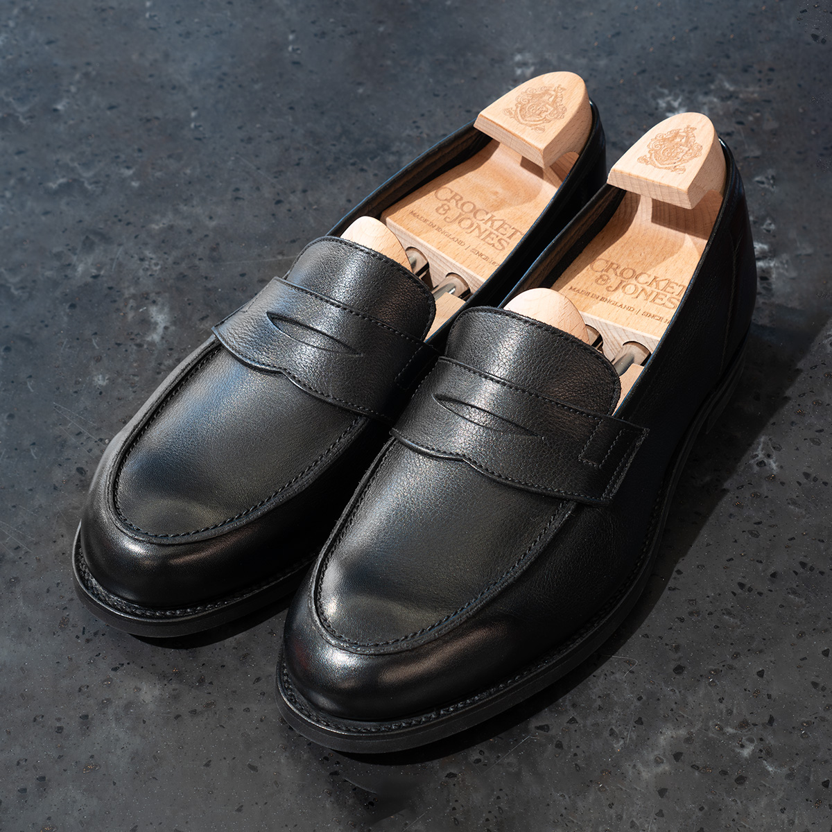 足を入れた瞬間に感じる、未体験の柔らかさ。クロケット＆ジョーンズの