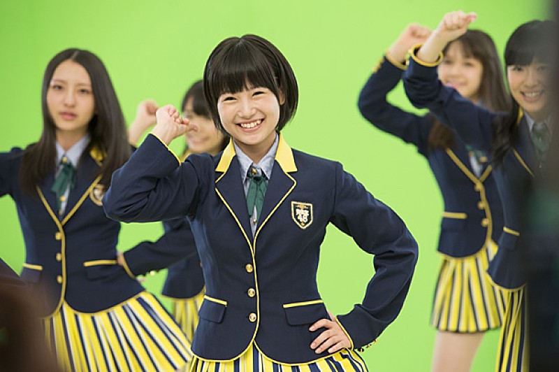 HKT48 Wセンター田島芽瑠＆朝長美桜、指原莉乃らがカードゲームに…水着