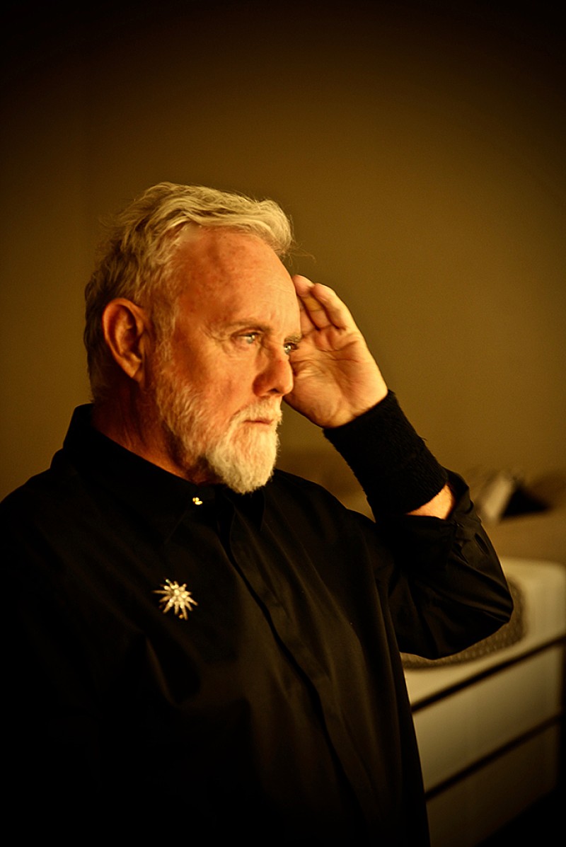 クイーンのロジャー・テイラー、10月にソロAL『アウトサイダー』発売