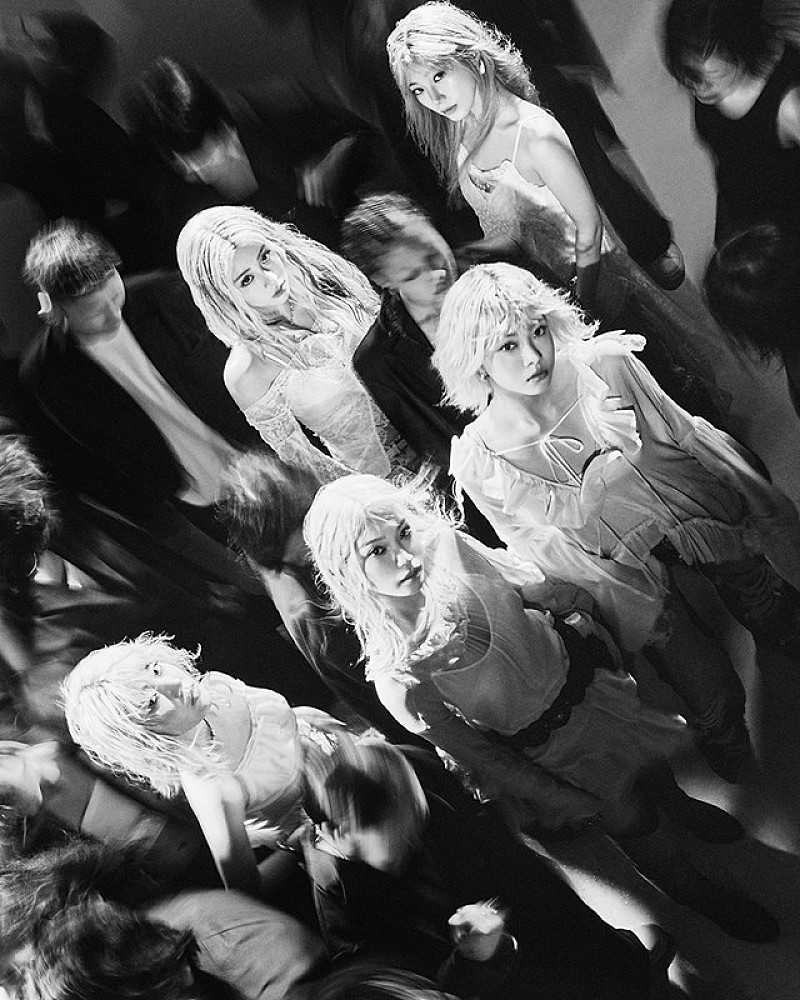 LE SSERAFIM、モノクロで“熱さ”を表現したコンセプトフォト「DRENCHED