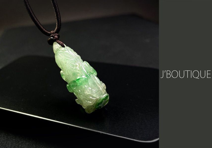ミャンマー産天然無処理翡翠 白菜 ペンダント 手石 インテリア 薄緑 明
