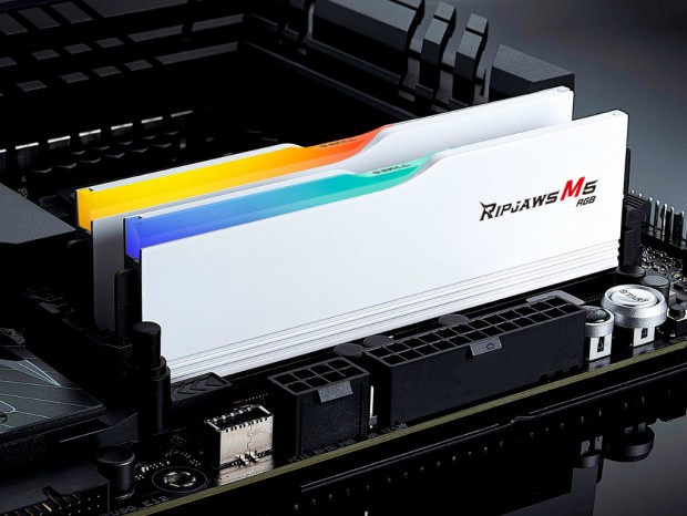 マットブラック/マットホワイトヒートシンクを装着した、G.SKILL