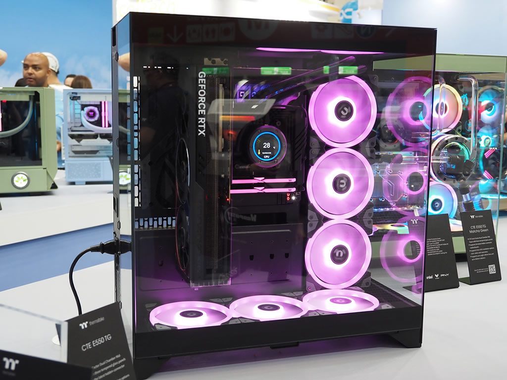 COMPUTEX：リアまで強化ガラスの3面ピラーレスデザインPCケース