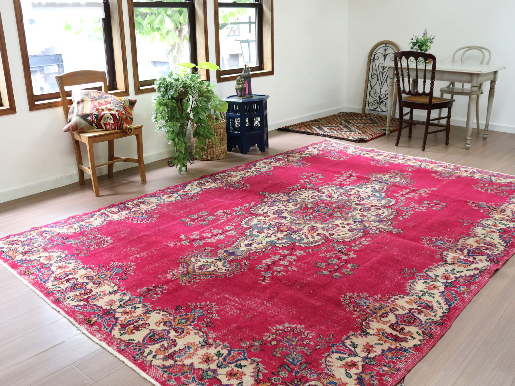 大判/シャビーレッドとネイビーの端正なヴィンテージトルコラグNo.729