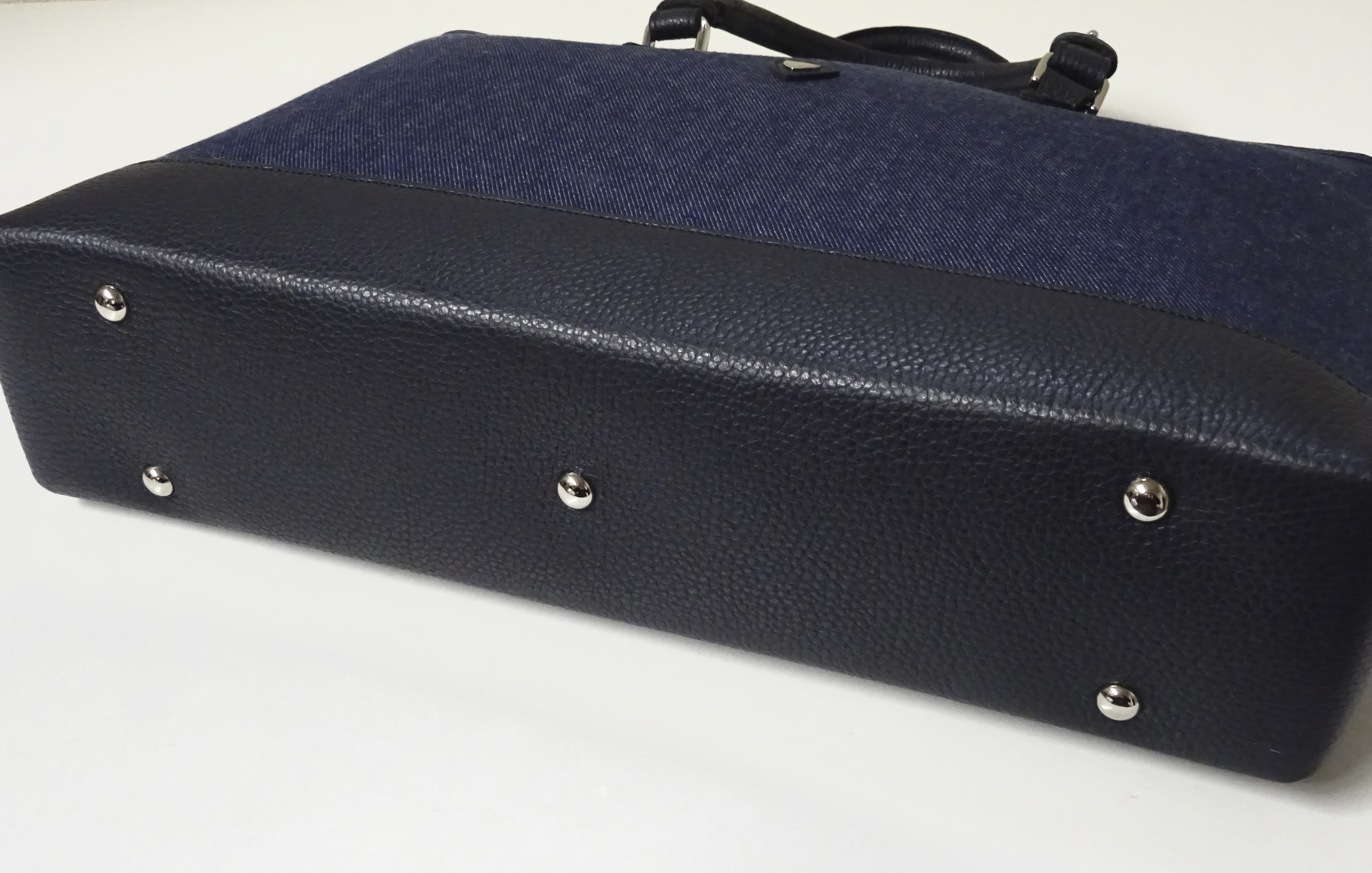 GLORYGUY & Cachette｜スタイリッシュなフォルムのラウンドトップ