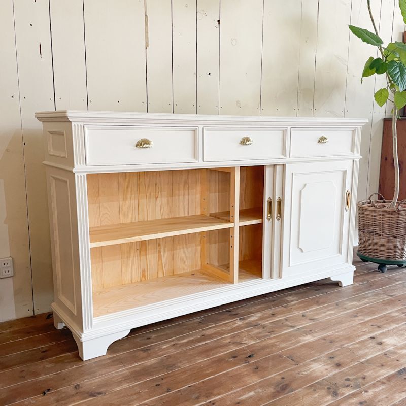 フランスアンティーク家具のようなホワイトとゴールドのキャビネット