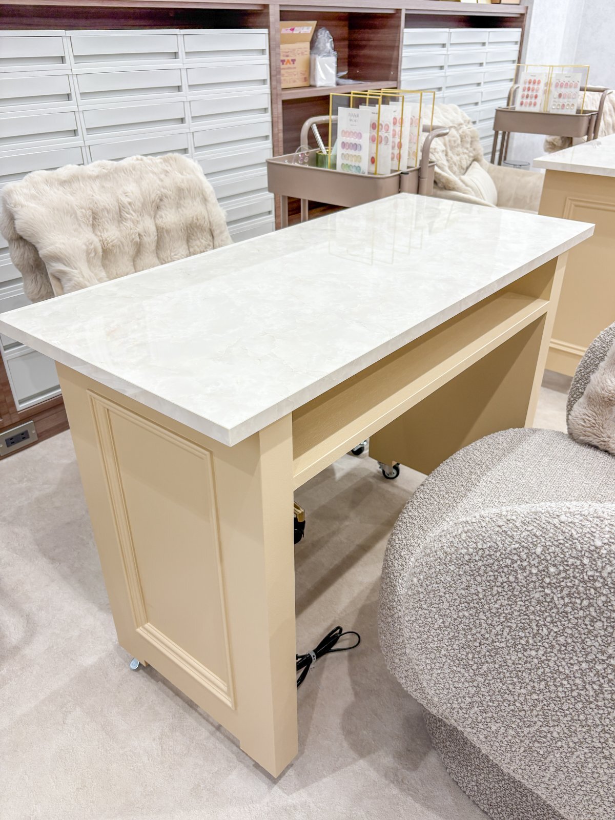 キャスター付きのネイルテーブル（オーダーメイド）大理石／モルタル天