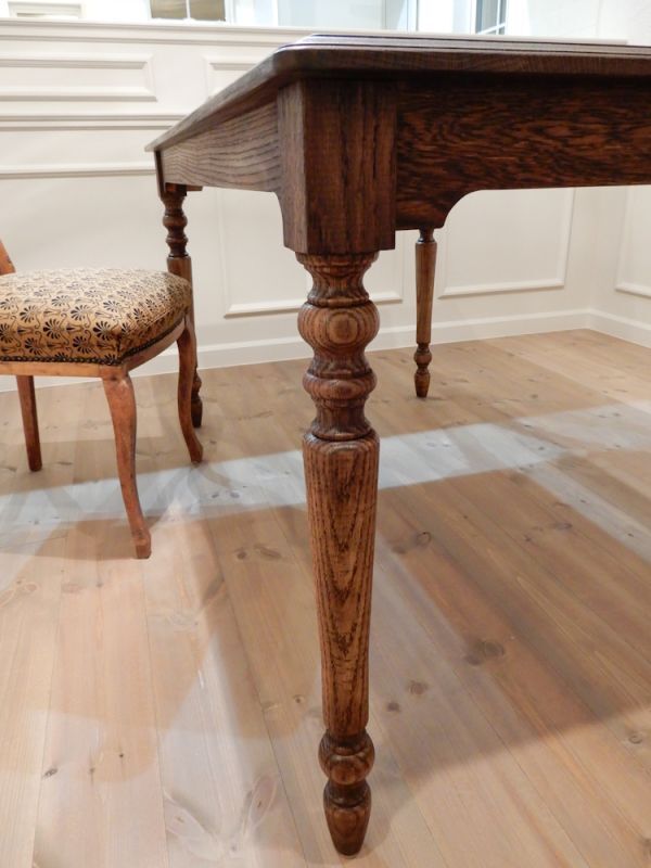 ホワイトオーク材を白っぽくシャビーに仕上げたろくろ足ダイニング