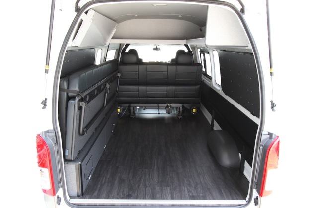 収納スペースを確保してバイク2台の積載を実現！8ナンバーキャンピング